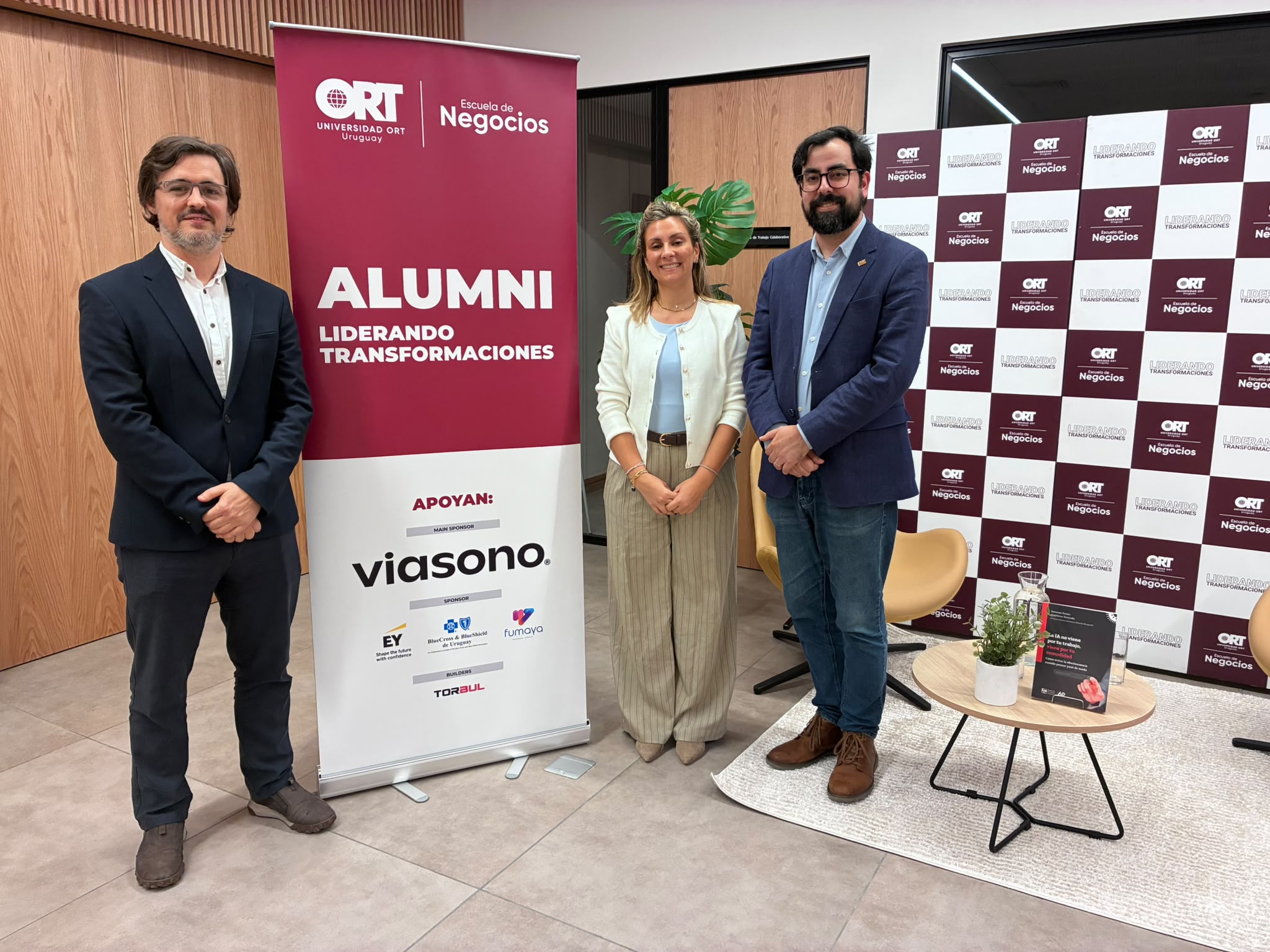 Sebastián Pombo y Magdalena Tortorella junto al moderador en la presentación Alumni ORT Negocios