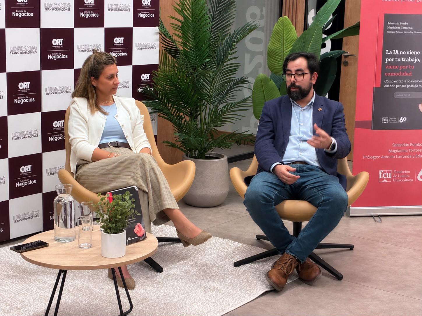 Magdalena Tortorella y Sebastián Pombo conversando durante la presentación del libro