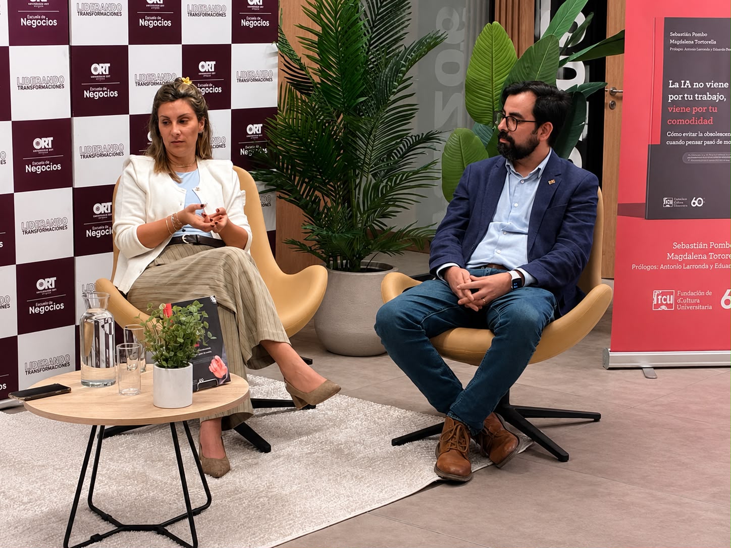 Magdalena Tortorella hablando durante la presentación junto a Sebastián Pombo