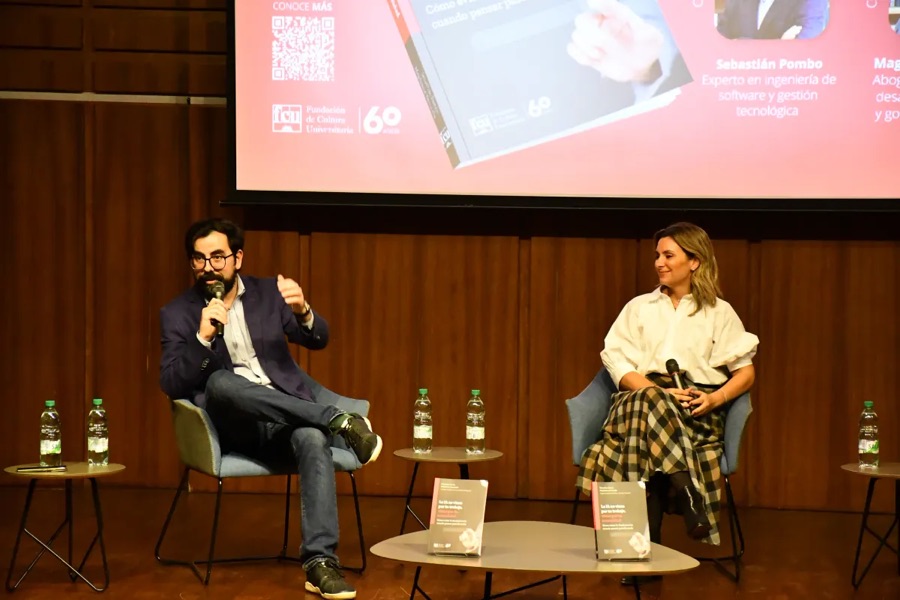 Panel de presentación del libro publicado por Fundación de Cultura Universitaria